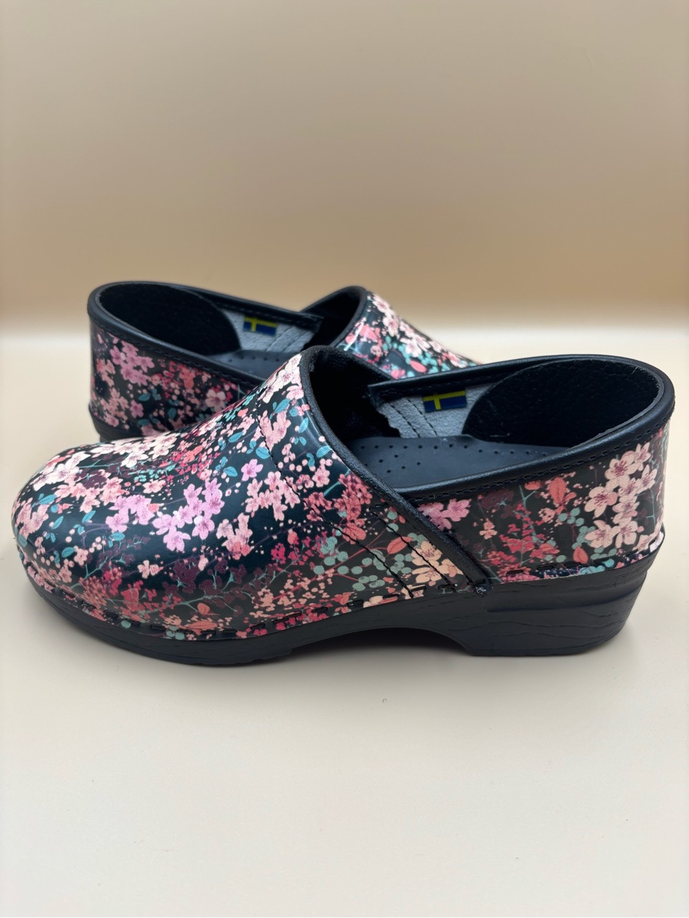 Björk Swedish Comfort Clogs – EU 37/38 – US Women’s approx. 7–8. Floral Design